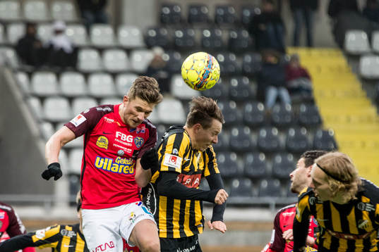 Falkenbergs Erik Pärsson mot Häckens Viktor Lundberg