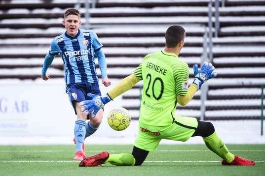 Djurgårdens Johan Andersson skjuter ett skott som räddas