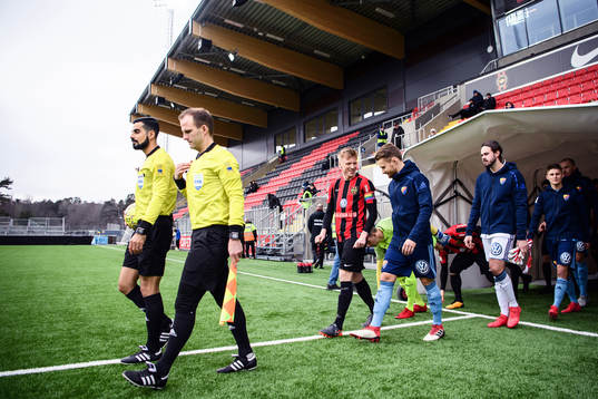 Djurgårdens och Brommapojkarnas spelare kliver in på