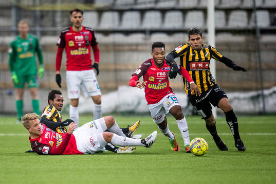 Falkenbergs Enock Kwakwa mot Häckens Paulinho