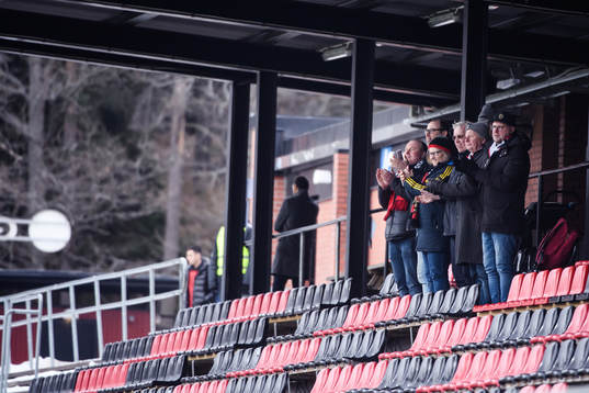 Brommapojkarnas hejacklack hejar på