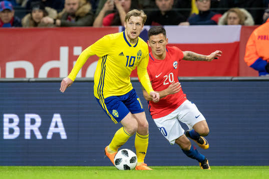 Sveriges Emil Forsberg och Chiles Charles Aranguiz