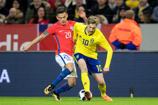 Chiles Charles Aranguiz och Sveriges Emil Forsberg