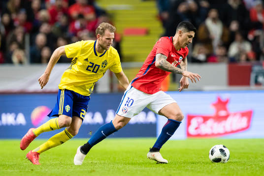 Chiles Pedro Pablo Hernandez jagas av Sveriges Ola Toivonen