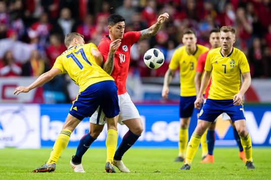 Chiles Pedro Pablo Hernandez i kamp Sveriges Viktor Claesson