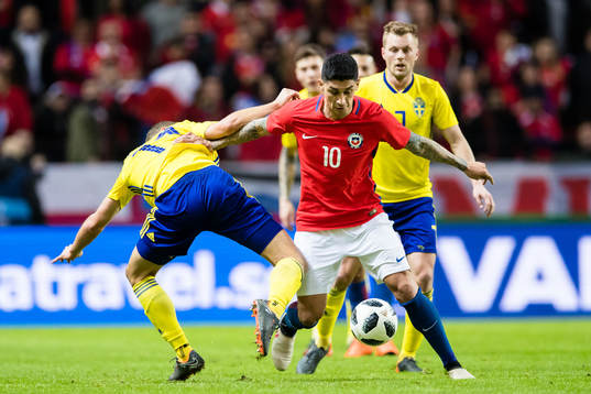 Chiles Pedro Pablo Hernandez i kamp Sveriges Viktor Claesson