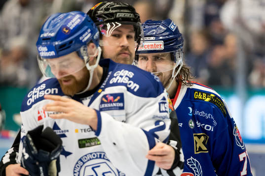 Oskarshamns Mikael Kuronen  i ishockeymatchen i