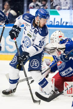 Leksands Matt Carey framför Oskarshamns målvakt