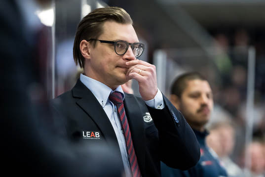 Oskarshamns tränare Björn Hellvist  i ishockeymatchen i