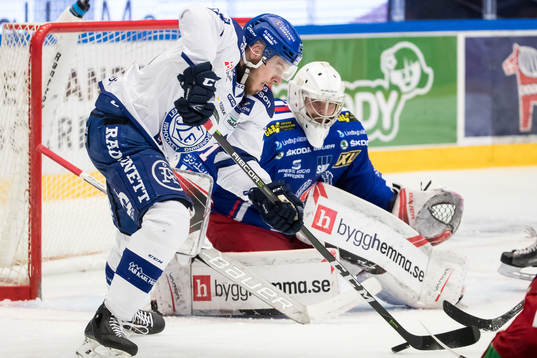 Leksands Matt Carey framför Oskarshamns målvakt