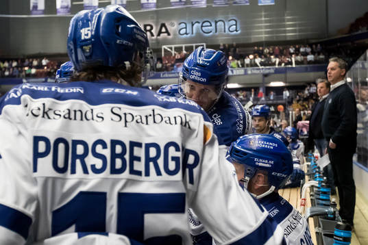 Leksands Marcel Müller  i båset i ishockeymatchen i