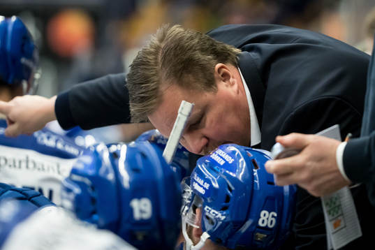 Leksands tränare Leif Carlsson  i ishockeymatchen i