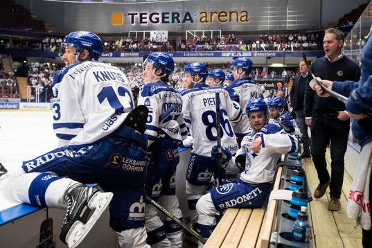 Leksands spelarna i båset i ishockeymatchen i