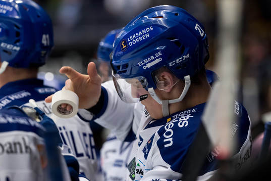 Leksands Anton Karlsson fixar tejp på klubban i