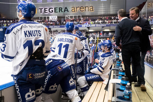 Leksands spelarna i båset i ishockeymatchen i