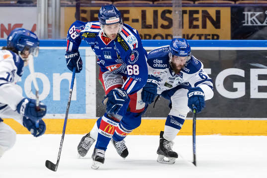 Leksands Austin Madaisky jagar Oskarshamns Joakim Hagelin