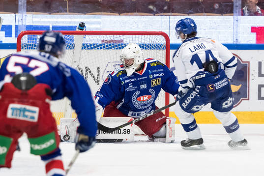 Chans för Leksands Oskar Lang framför Oskarshamns