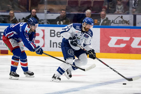 Oskarshamns Markus Persson jagar Leksands Mattias Ritola  i