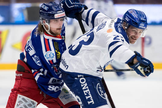 Oskarshamns Marcus Björk och Leksands Alex Friesen  i