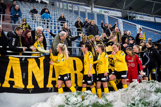 Players of LSK Kvinner celebrate with the supporters