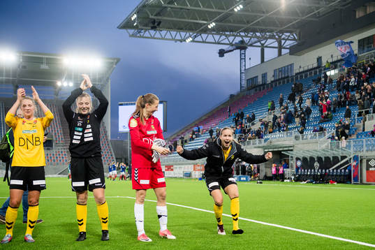 Guro Reiten of LSK Kvinner celebrates with her teammates