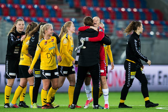 Goalkeeper Cecilie Fiskerstrand and the players of LSK