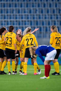 Guro Reiten of LSK Kvinner celebrates with her teammates