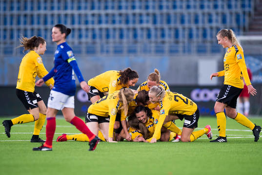 Guro Reiten of LSK Kvinner celebrates with her teammates