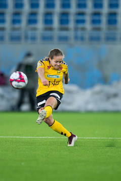 Guro Reiten of LSK Kvinner shoots and scores the 5-0 goal