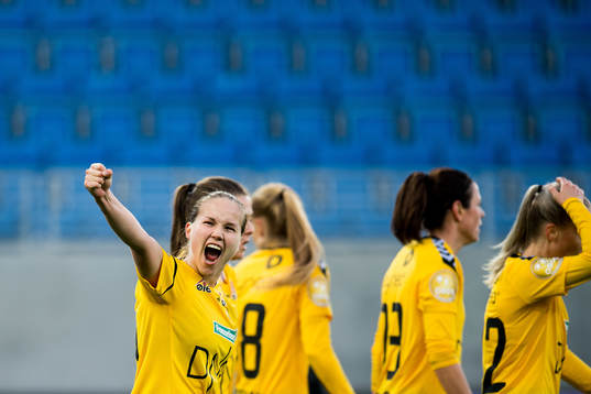 Guro Reiten of LSK Kvinner celebrates 3-0