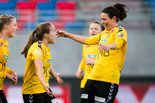 Guro Reiten of LSK Kvinner celebrates 3-0 with Isabell