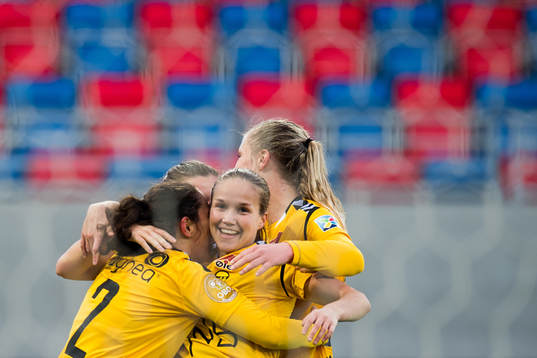 Guro Reiten of LSK Kvinner celebrates 3-0 with her teammates