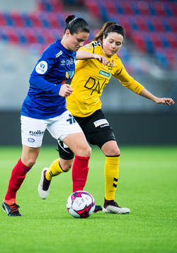 Sherida Spitse of Vålerenga and Isabell Bachor of LSK