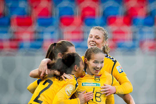 Guro Reiten of LSK Kvinner celebrates 3-0 with her teammates