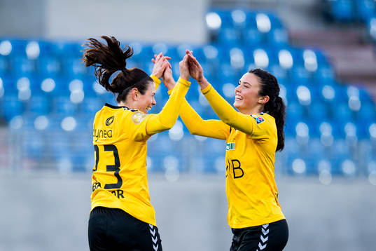 Isabell Bachor of LSK Kvinner and Ingrid Syrstad Engen of