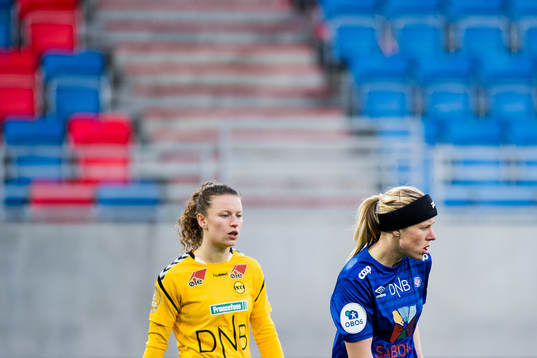 Synne Skinnes Hansen of LSK Kvinner and Ingrid Katrine Buer
