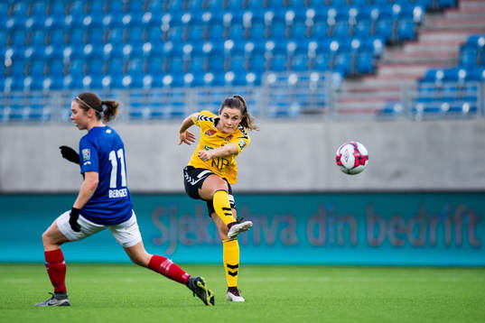 Marte Berget of Vålerenga and Emilie Bosshard Haavi of LSK