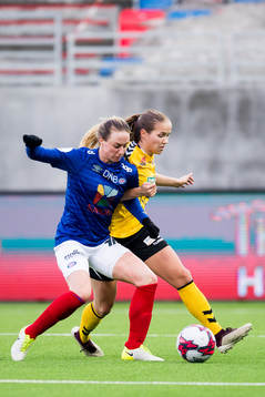 Ingrid Schjelderup of Vålerenga and Guro Reiten of LSK