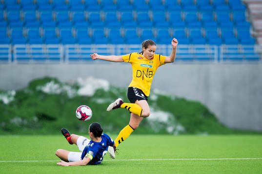 Sherida Spitse of Vålerenga and Guro Reiten of LSK Kvinner