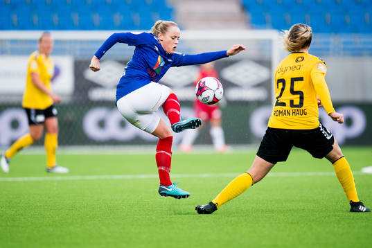 Victoria Ludvigsen of Vålerenga and Sophie Haug of LSK