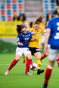 Kine Fløtre of Vålerenga and Synne Skinnes Hansen of LSK