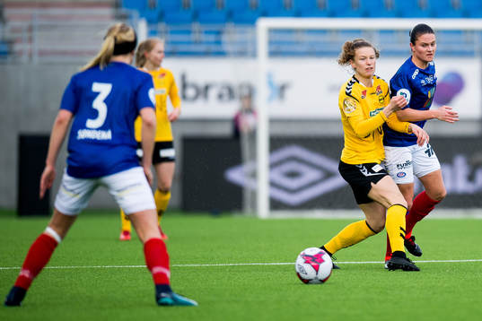 Synne Skinnes Hansen of LSK Kvinner and Sherida Spitse of