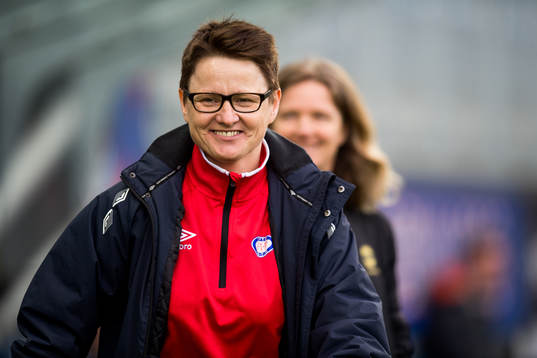 Monica Knudsen, head coach of Vålerenga, and Hege Riise,