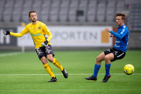 Elfsborgs Robert Gojani och Halmstads Oscar Petersson