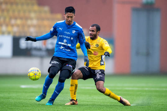 Halmstads Kosuke Kinoshita och Elfsborgs Alex Dyer