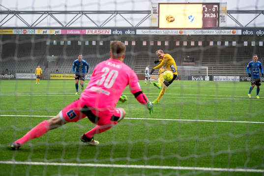 Elfsborgs Simon Lundevall gör 3-0 på straff bakom