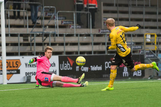 Halmstads målvakt Malkolm Nilsson räddar skott från