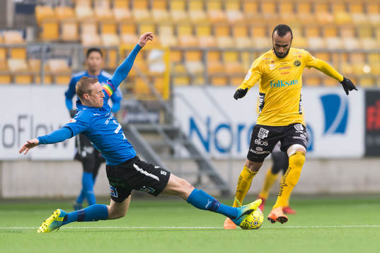 Elfsborgs Issam Jebali och Halmstads Peter Larsson
