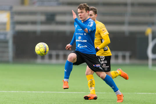 Halmstads Höskuldur Gunnlaugsson med Elfsborgs Adam