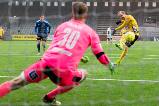 Elfsborgs Simon Lundevall gör mål på straff